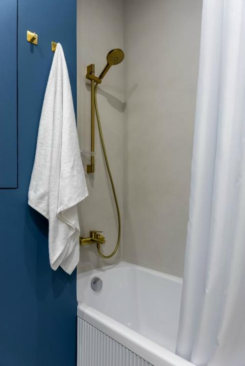 Эта небольшая квартира стала ярким примером того, как смелая работа с цветом может преобразить даже скромное пространство. 04