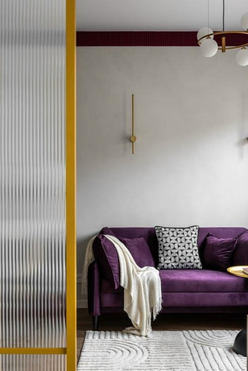 Эта небольшая квартира стала ярким примером того, как смелая работа с цветом может преобразить даже скромное пространство. 02