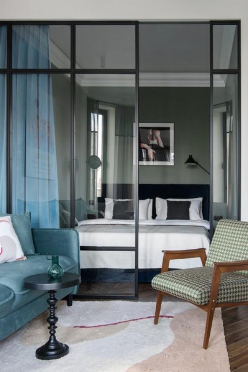 Стильная студия с зеленой кухней и спальней за перегородкой. 05