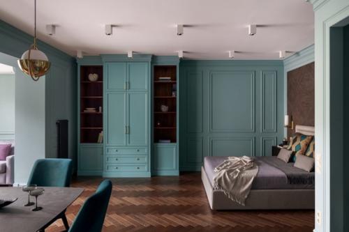 Просторная студия с бирюзовыми стенами и скрытым хранением. 04