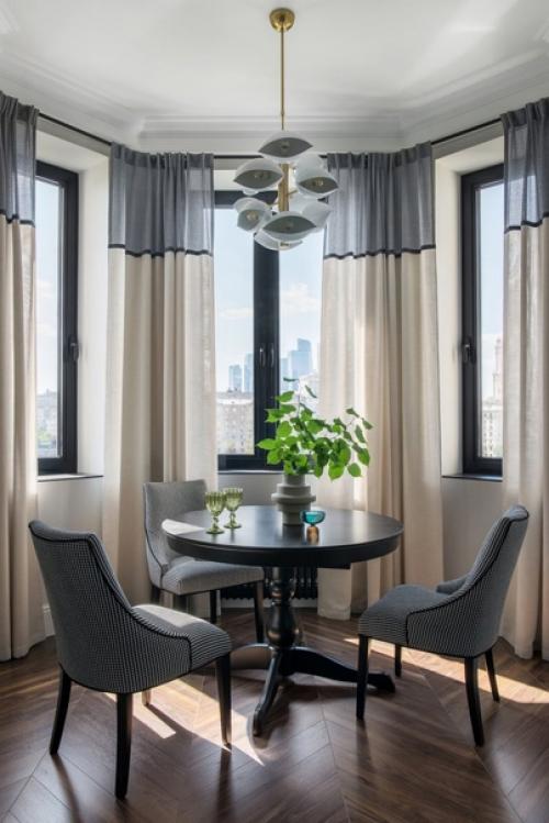 Стильная студия с зеленой кухней и спальней за перегородкой. 01