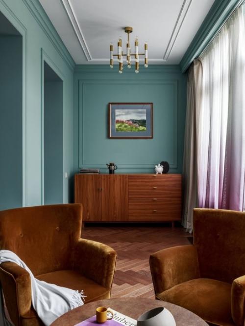 Просторная студия с бирюзовыми стенами и скрытым хранением. 02