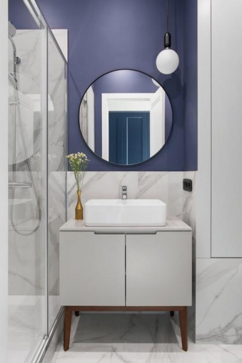 Стильная студия с зеленой кухней и спальней за перегородкой. 07