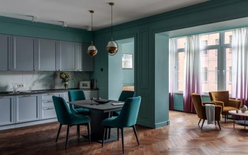 Просторная студия с бирюзовыми стенами и скрытым хранением. 01