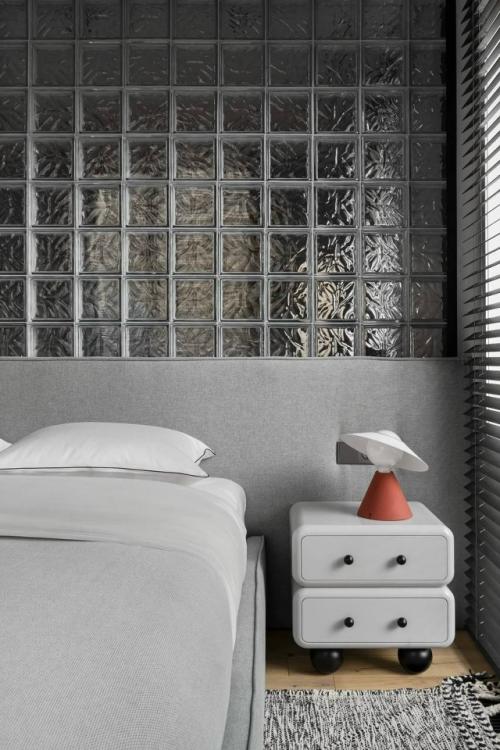 В этой небольшой квартире дизайнеру удалось объединить роскошь и функциональность. 08