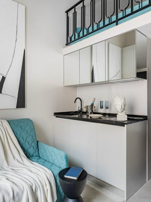 Эта небольшая студия - пример того, как даже на скромной площади можно создать функциональное, эстетичное и по-настоящему уютное пространство. 07