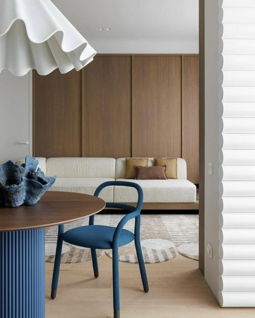 Этот проект - пример того, как можно создать универсальное, стильное и функциональное пространство, подходящее для самых разных жильцов. 03