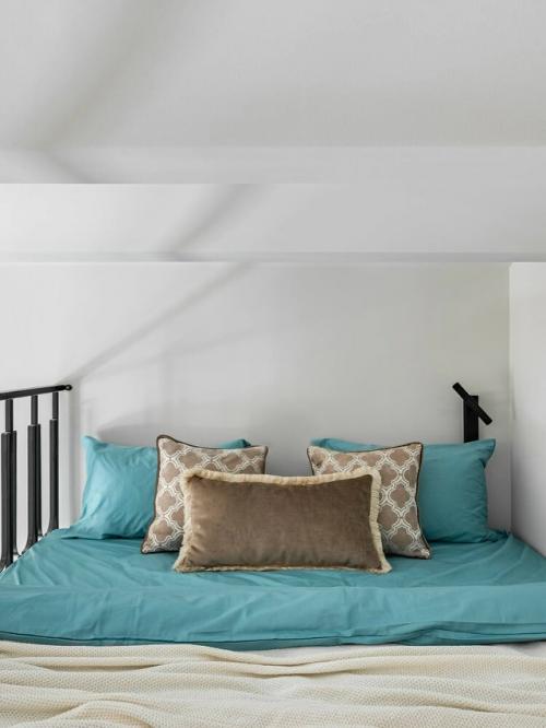 Эта небольшая студия - пример того, как даже на скромной площади можно создать функциональное, эстетичное и по-настоящему уютное пространство. 09