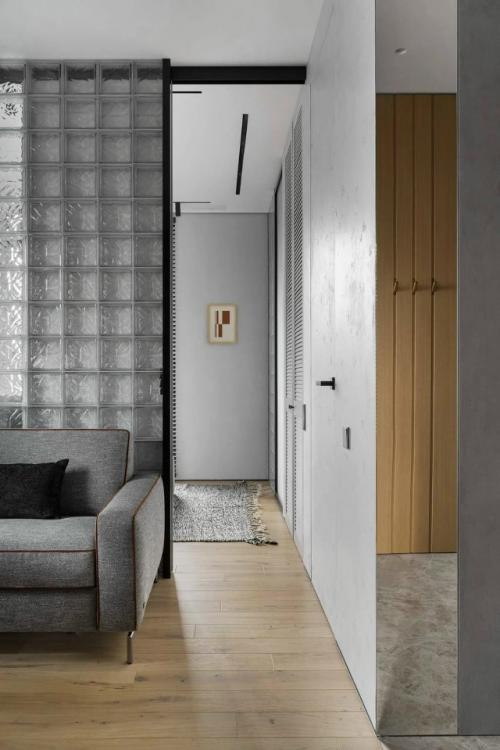 В этой небольшой квартире дизайнеру удалось объединить роскошь и функциональность. 07