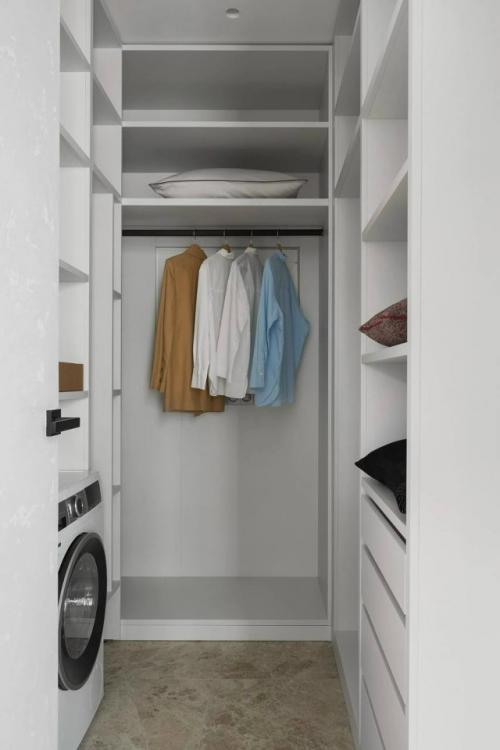 В этой небольшой квартире дизайнеру удалось объединить роскошь и функциональность. 01