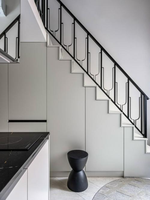 Эта небольшая студия - пример того, как даже на скромной площади можно создать функциональное, эстетичное и по-настоящему уютное пространство. 02