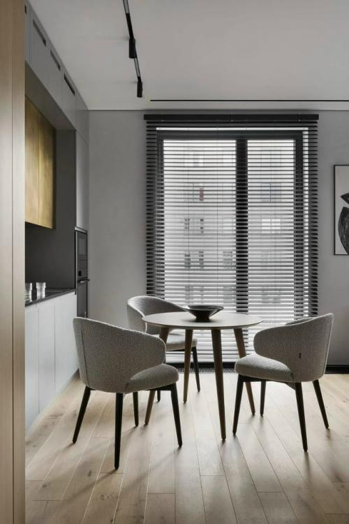 В этой небольшой квартире дизайнеру удалось объединить роскошь и функциональность. 02