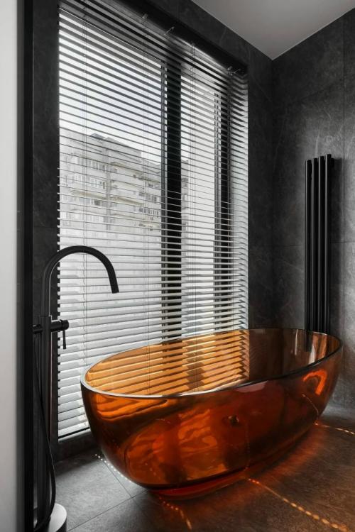 В этой небольшой квартире дизайнеру удалось объединить роскошь и функциональность. 04