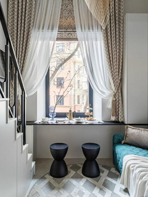 Эта небольшая студия - пример того, как даже на скромной площади можно создать функциональное, эстетичное и по-настоящему уютное пространство. 03