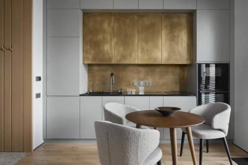 В этой небольшой квартире дизайнеру удалось объединить роскошь и функциональность. 05