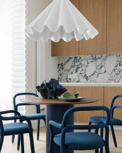 Этот проект - пример того, как можно создать универсальное, стильное и функциональное пространство, подходящее для самых разных жильцов. 01