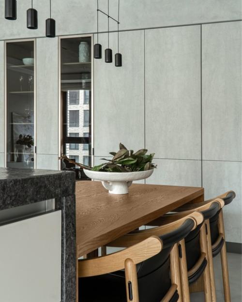 Сдержанная цветовая гамма, минимум мебели и максимум тактильных впечатлений от соприкосновения с натуральным деревом, стеклом, металлом. 02