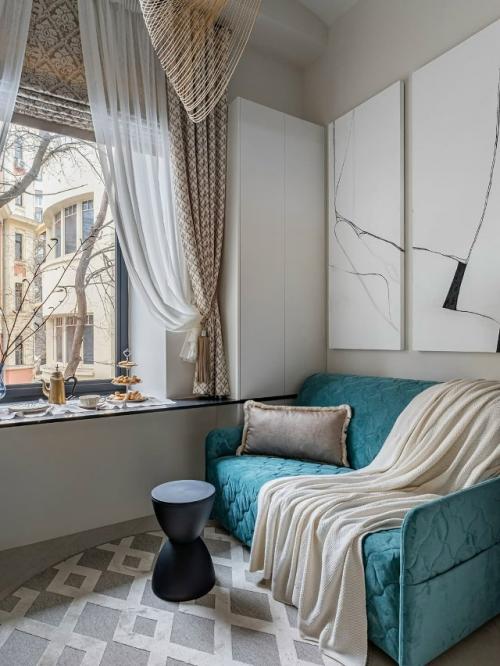 Эта небольшая студия - пример того, как даже на скромной площади можно создать функциональное, эстетичное и по-настоящему уютное пространство. 05