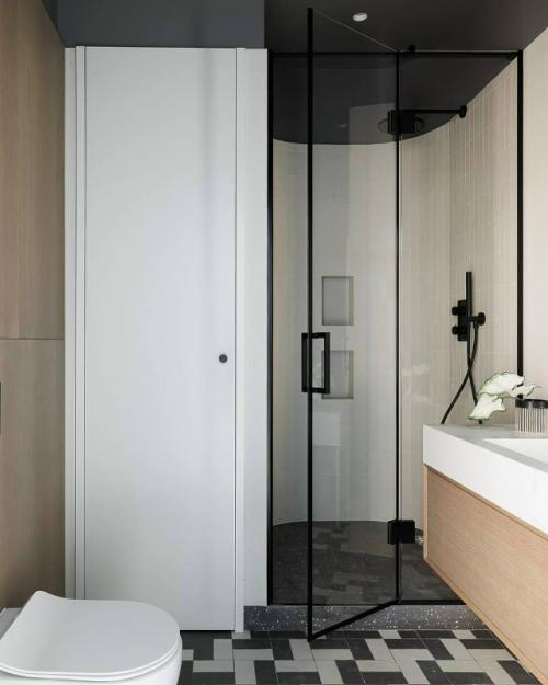 Этот проект - пример того, как можно создать универсальное, стильное и функциональное пространство, подходящее для самых разных жильцов. 09