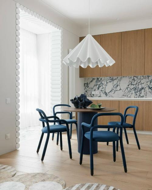 Этот проект - пример того, как можно создать универсальное, стильное и функциональное пространство, подходящее для самых разных жильцов. 02