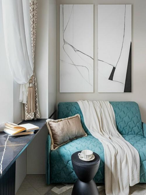 Эта небольшая студия - пример того, как даже на скромной площади можно создать функциональное, эстетичное и по-настоящему уютное пространство. 01