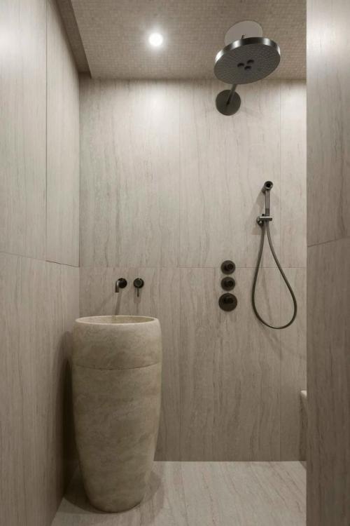 В этой небольшой квартире дизайнеру удалось объединить роскошь и функциональность. 03