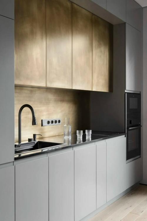 В этой небольшой квартире дизайнеру удалось объединить роскошь и функциональность. 06