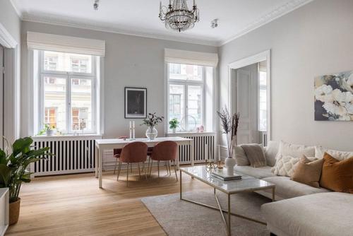 Просторные комнаты с высокими потолками выполнены в светлых нейтральных тонах, а декор хоть и элегантный, но довольно минималистичный. 01