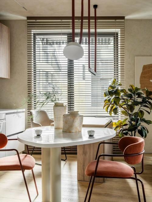 Отличный пример того, как даже на компактной площади можно создать современное, уютное и функциональное пространство. 02