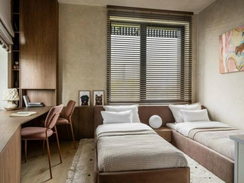 Отличный пример того, как даже на компактной площади можно создать современное, уютное и функциональное пространство. 09