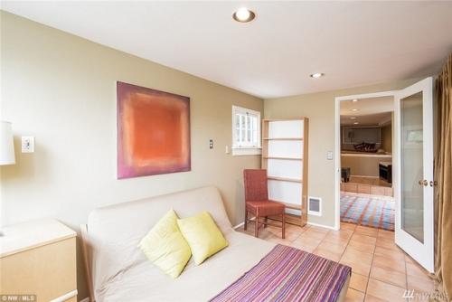 Построенный в 1925 году, узкий дом, продается за 519 тысяч долларов. 04