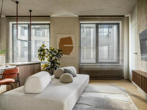 Отличный пример того, как даже на компактной площади можно создать современное, уютное и функциональное пространство. 03