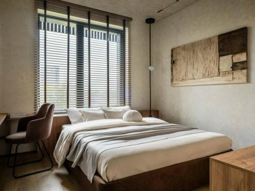 Отличный пример того, как даже на компактной площади можно создать современное, уютное и функциональное пространство. 05