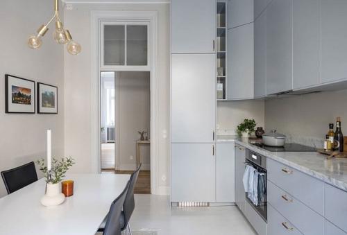 Просторные комнаты с высокими потолками выполнены в светлых нейтральных тонах, а декор хоть и элегантный, но довольно минималистичный. 06