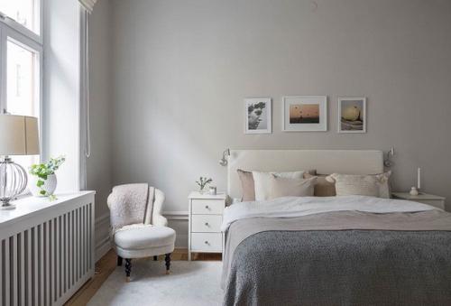 Просторные комнаты с высокими потолками выполнены в светлых нейтральных тонах, а декор хоть и элегантный, но довольно минималистичный. 04