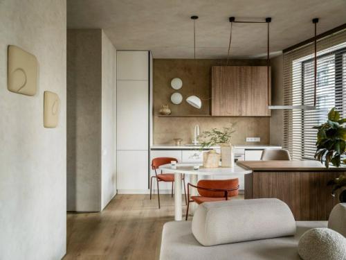 Отличный пример того, как даже на компактной площади можно создать современное, уютное и функциональное пространство. 01