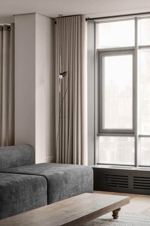 Интерьер квартиры выполнен в нейтральных тонах. 05