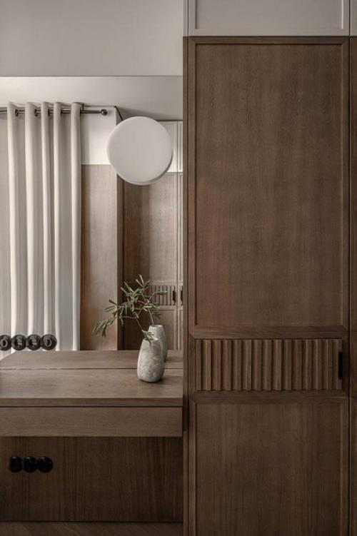 Интерьер квартиры выполнен в нейтральных тонах. 07