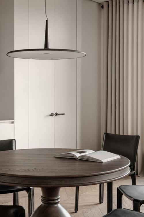 Интерьер квартиры выполнен в нейтральных тонах. 06