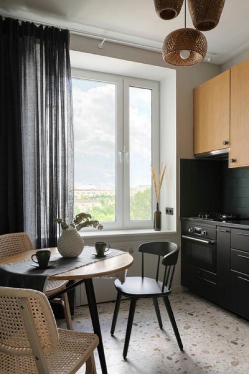 Подружить сканди, эко и минимализм с черными элементами так, чтобы квартира осталась светлой и уютной, кажется не самой простой задачей. 01