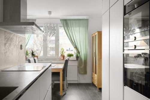 Квартира оформлена в светлой и спокойной современной стилистике, ориентированной на комфорт повседневной жизни. 01