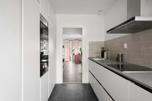 Квартира оформлена в светлой и спокойной современной стилистике, ориентированной на комфорт повседневной жизни. 02