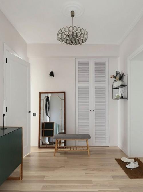 Подружить сканди, эко и минимализм с черными элементами так, чтобы квартира осталась светлой и уютной, кажется не самой простой задачей. 05