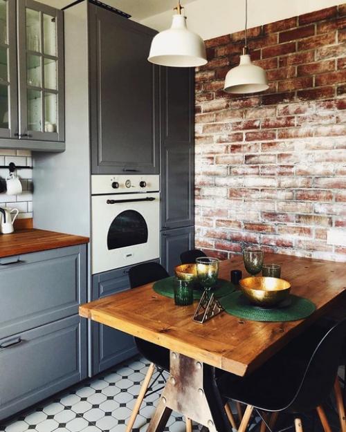 Серый гарнитур, деревянная столешница и классический фартук. 09