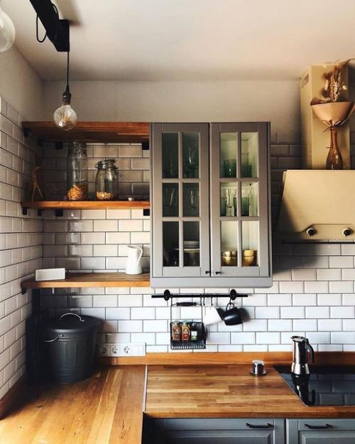 Серый гарнитур, деревянная столешница и классический фартук. 04