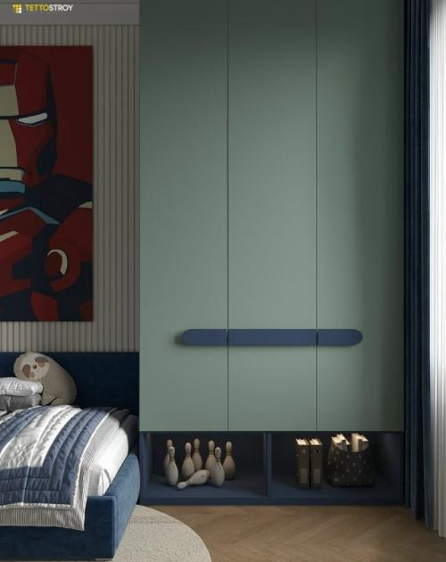 Интерьер детской комнаты выполнен в современном и сдержанном стиле с яркими акцентами, отражающими интересы ребёнка. 04