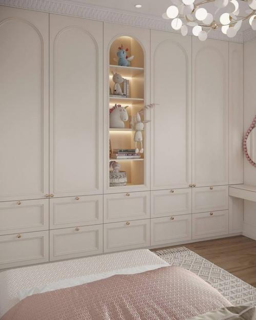 Миленько.  Я бы заменила римскую штору на обычные. 02