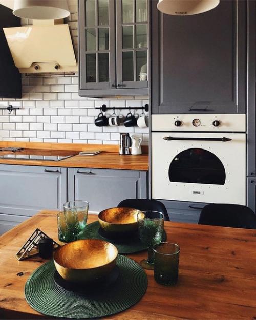 Серый гарнитур, деревянная столешница и классический фартук. 02