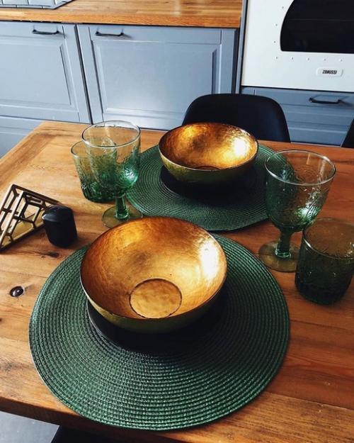 Серый гарнитур, деревянная столешница и классический фартук. 01