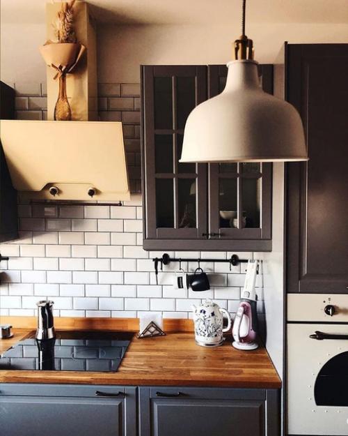 Серый гарнитур, деревянная столешница и классический фартук. 03